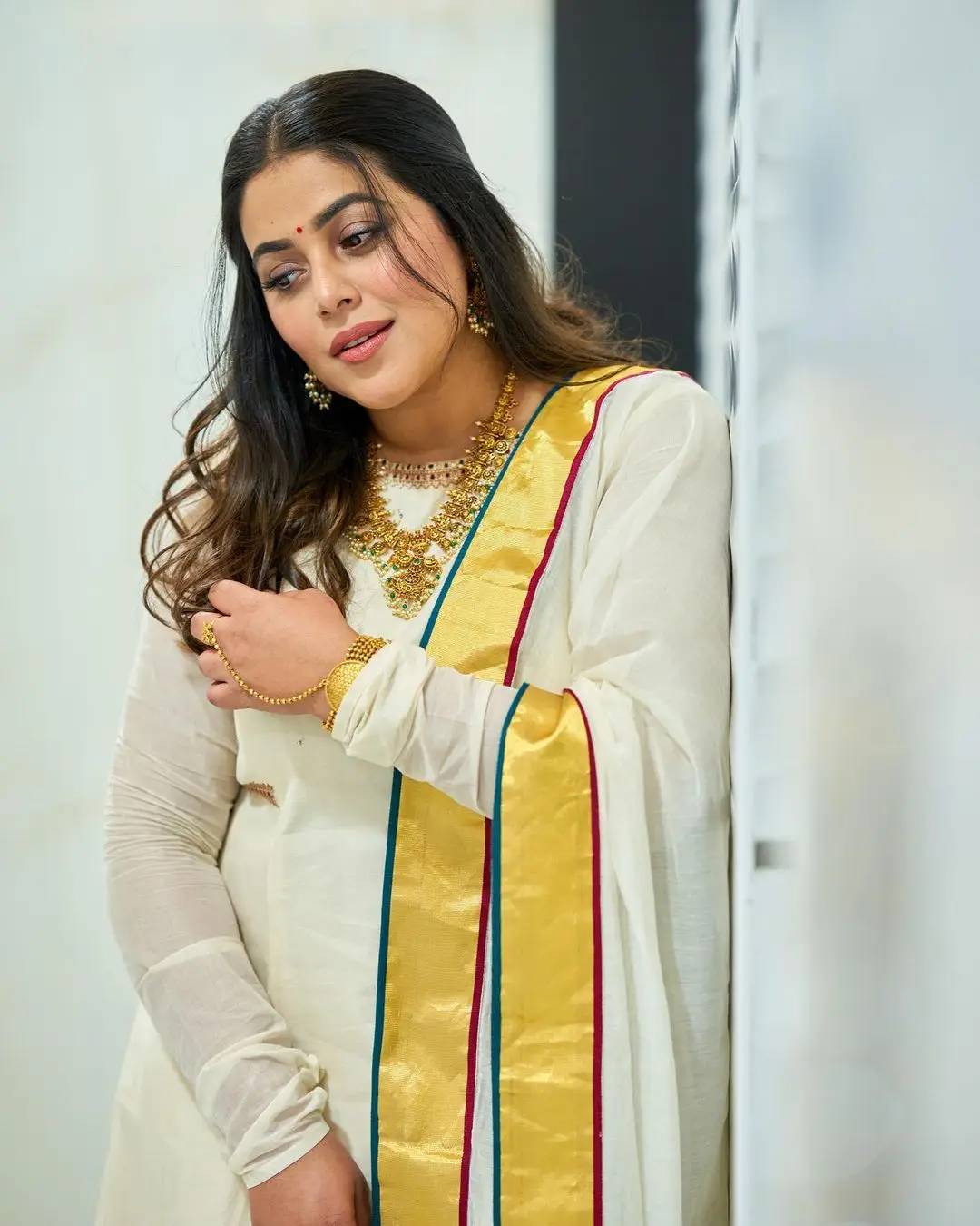 SOUTH INDIAN ACTRESS SHAMNA KASIM STILLS IN WHITE DRESS 4